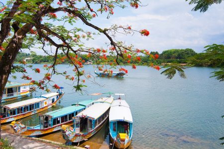 BUDGET GROUP TOUR IN VIETNAM 15 DAYS BY TRAINS